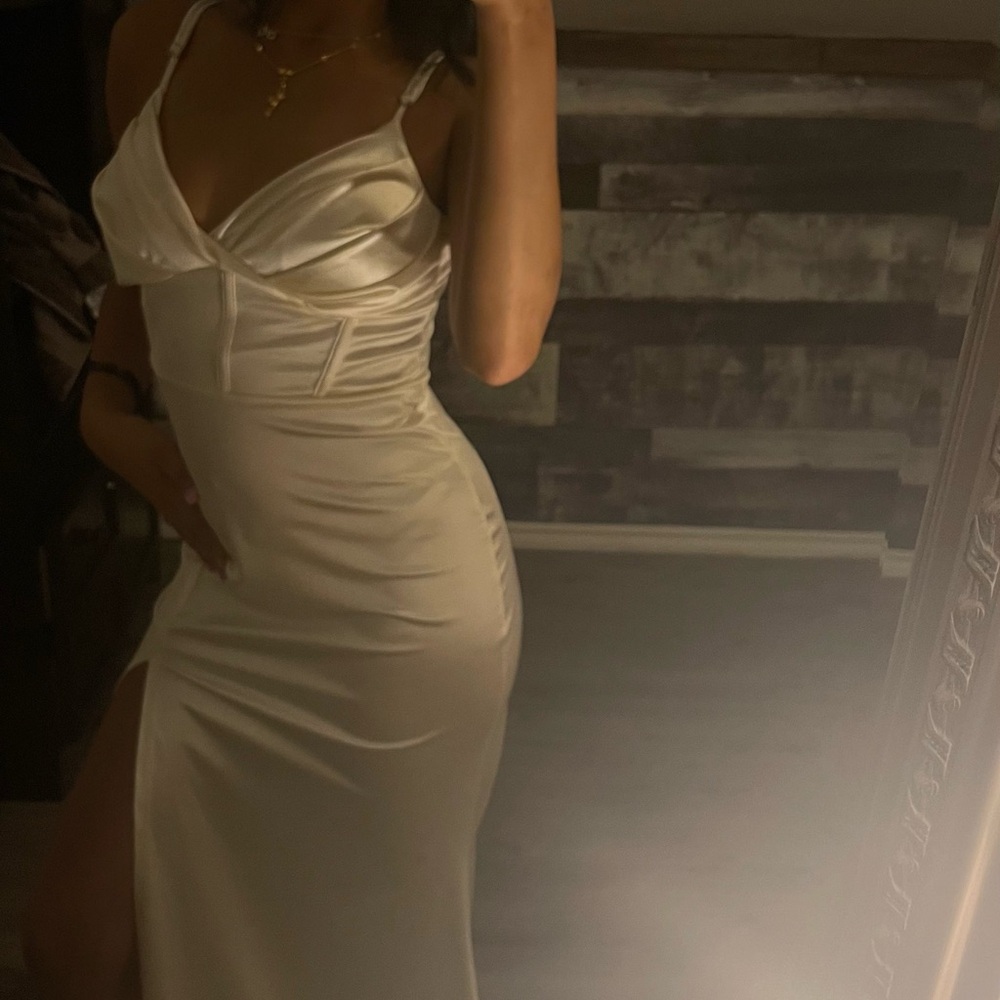 Elegant Cream Evening Gown - Picture 2 of 3